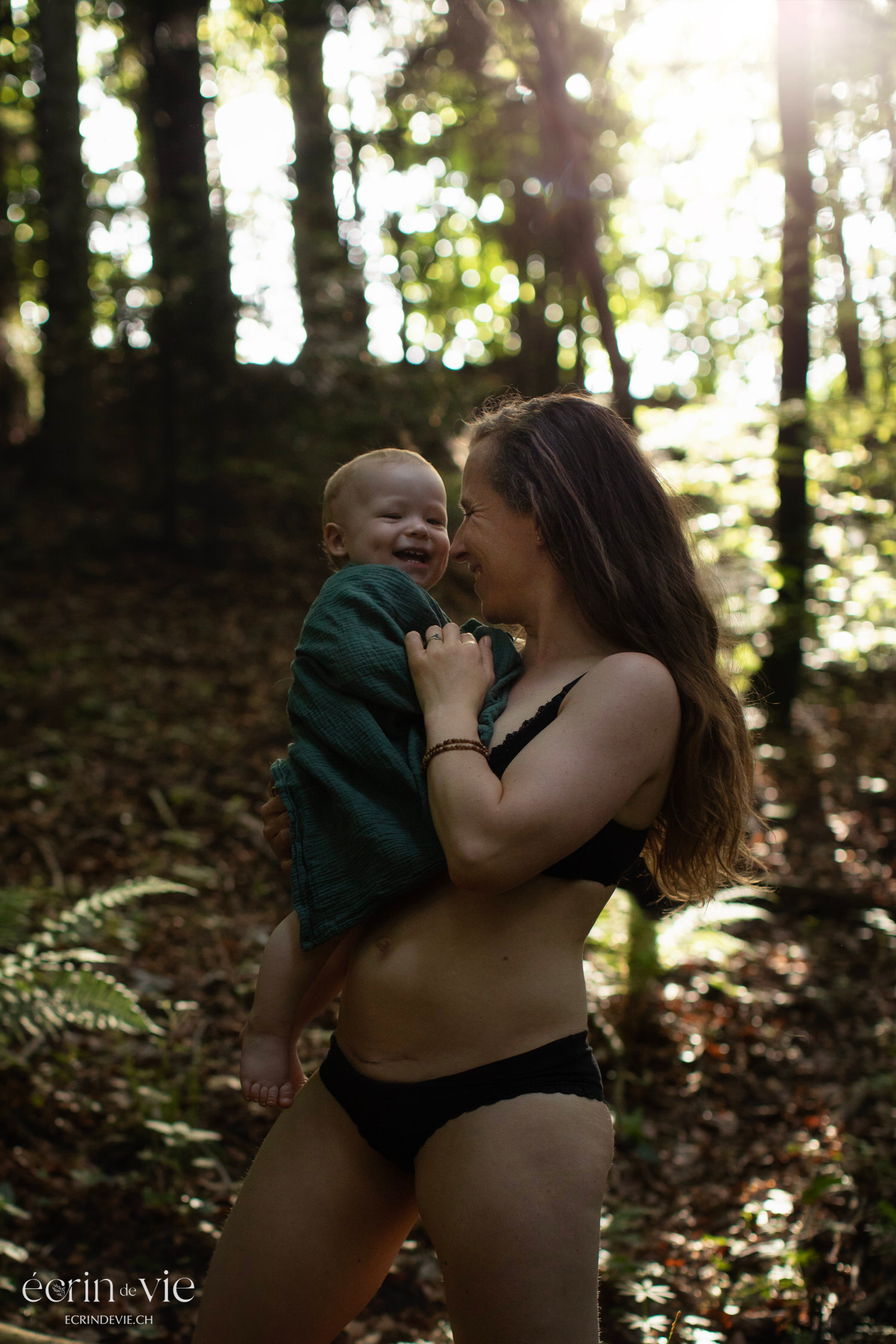 Maman avec son bébé, cicatrice de césarienne - Photographe suisse