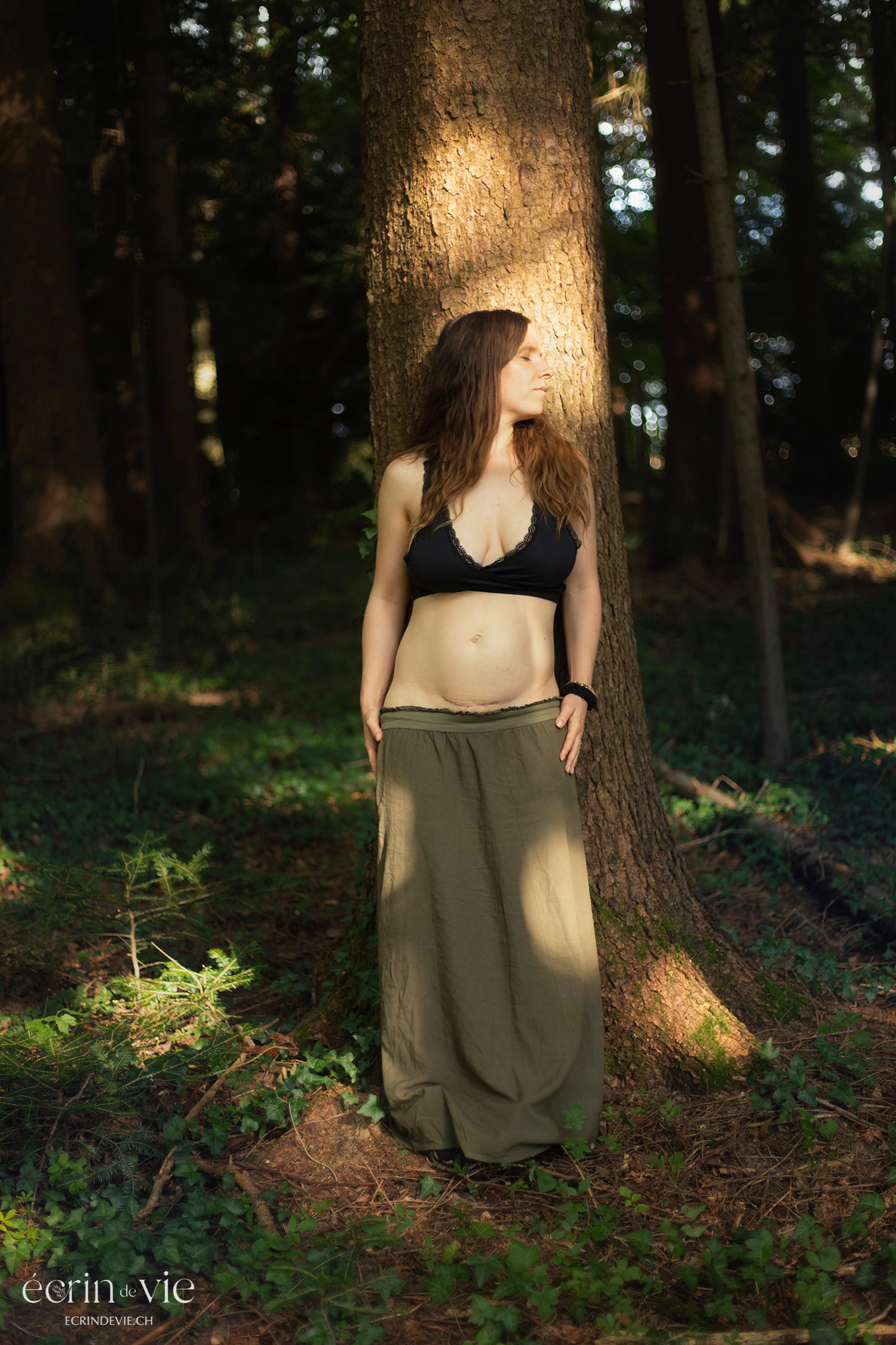 Femme dans la forêt suisse, cicatrice de césarienne - Photographe
