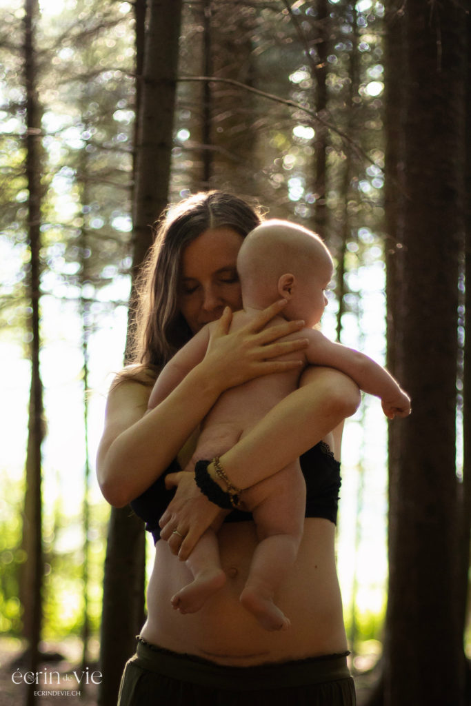 Maman qui porte son bébé cicatrice de césarienne - photographe suisse