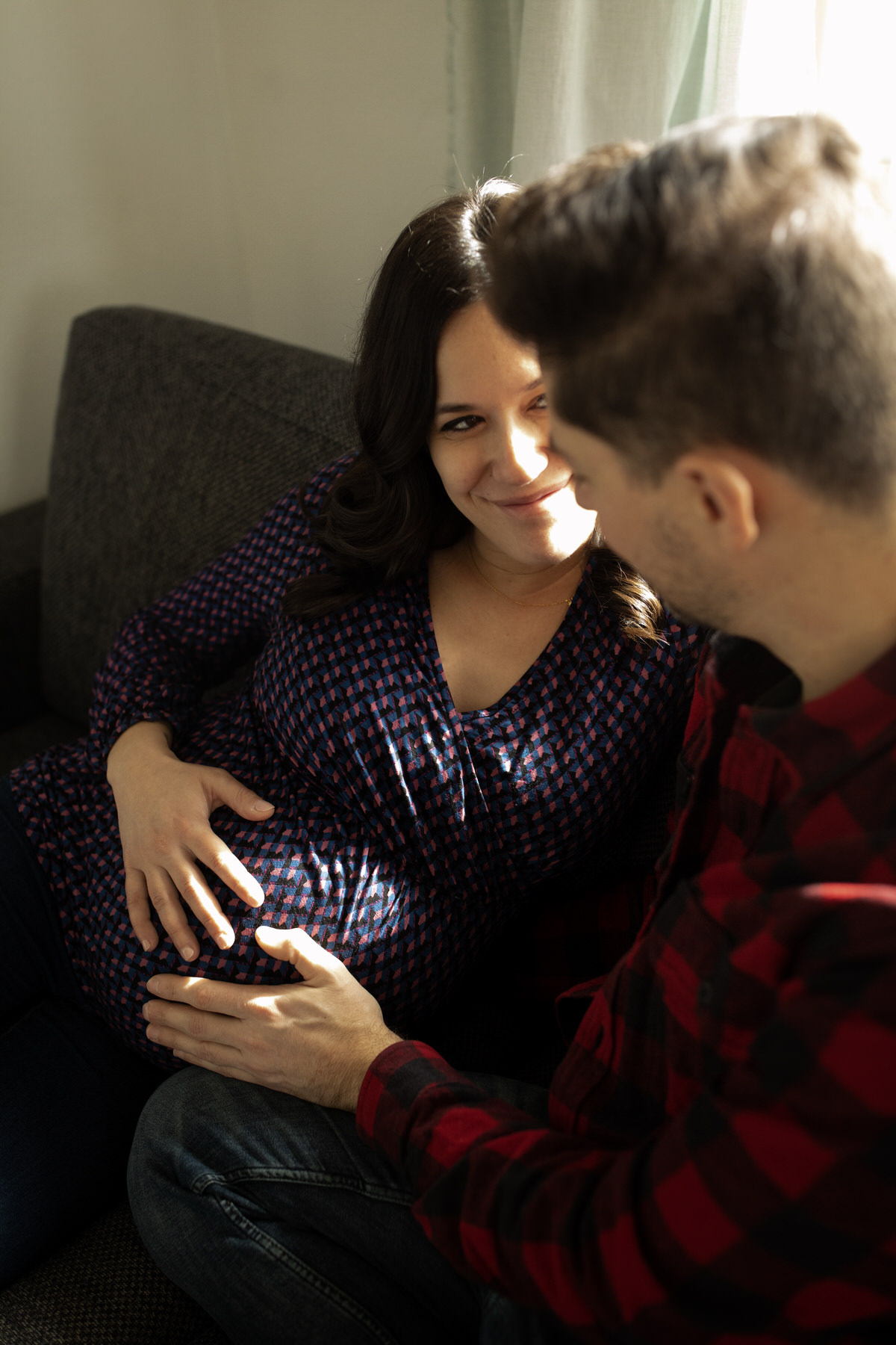 Séance photo couple grossesse dans l'attente de jumeaux à domicile