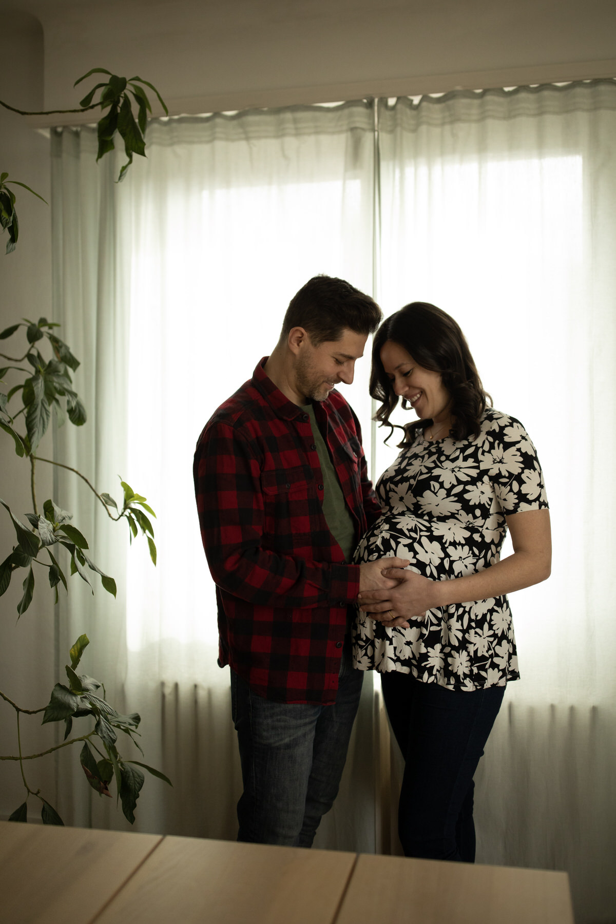 Séance photo couple grossesse dans l'attente de jumeaux à domicile