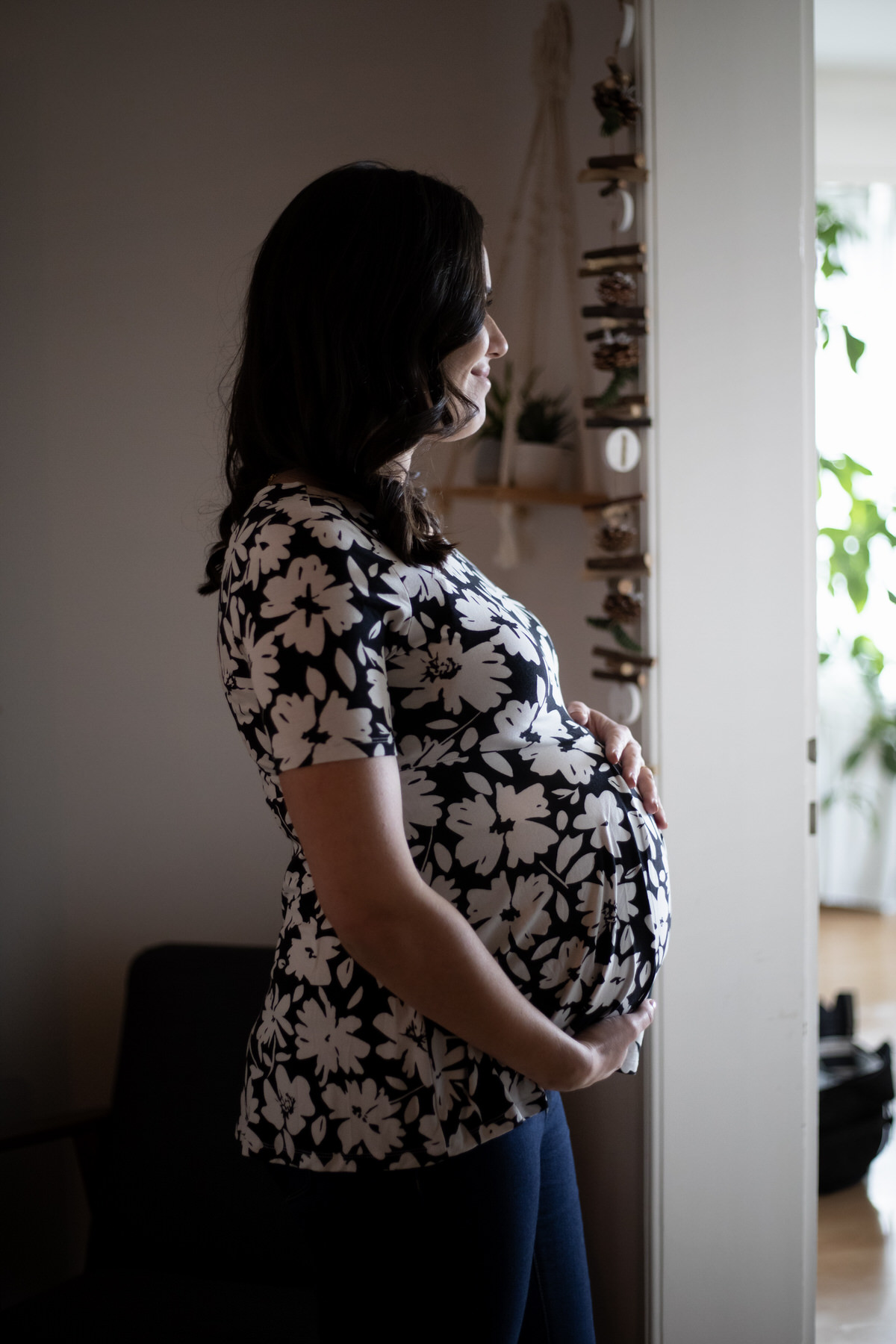 Séance photo femme enceinte à la maison dans l'attente de jumeaux à domicile