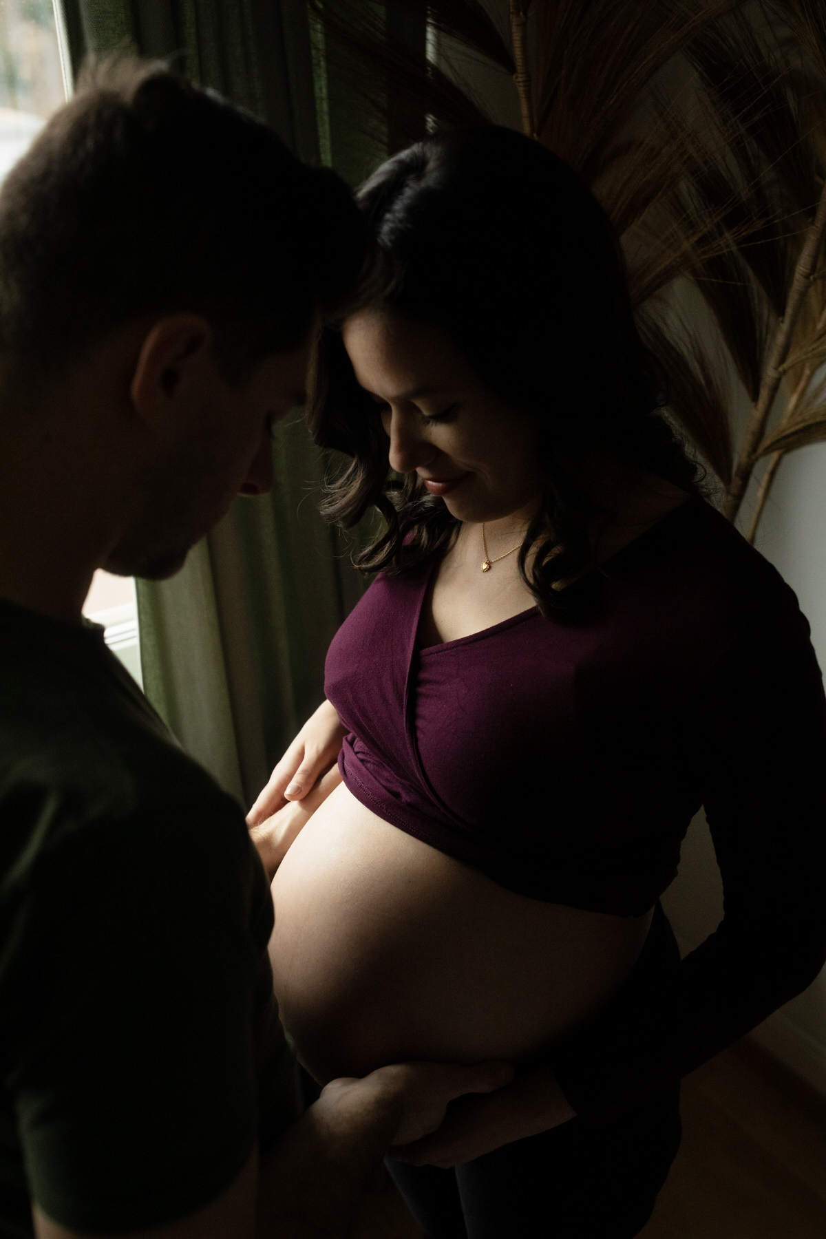 Photographe grossesse à domicile couple à Lausanne