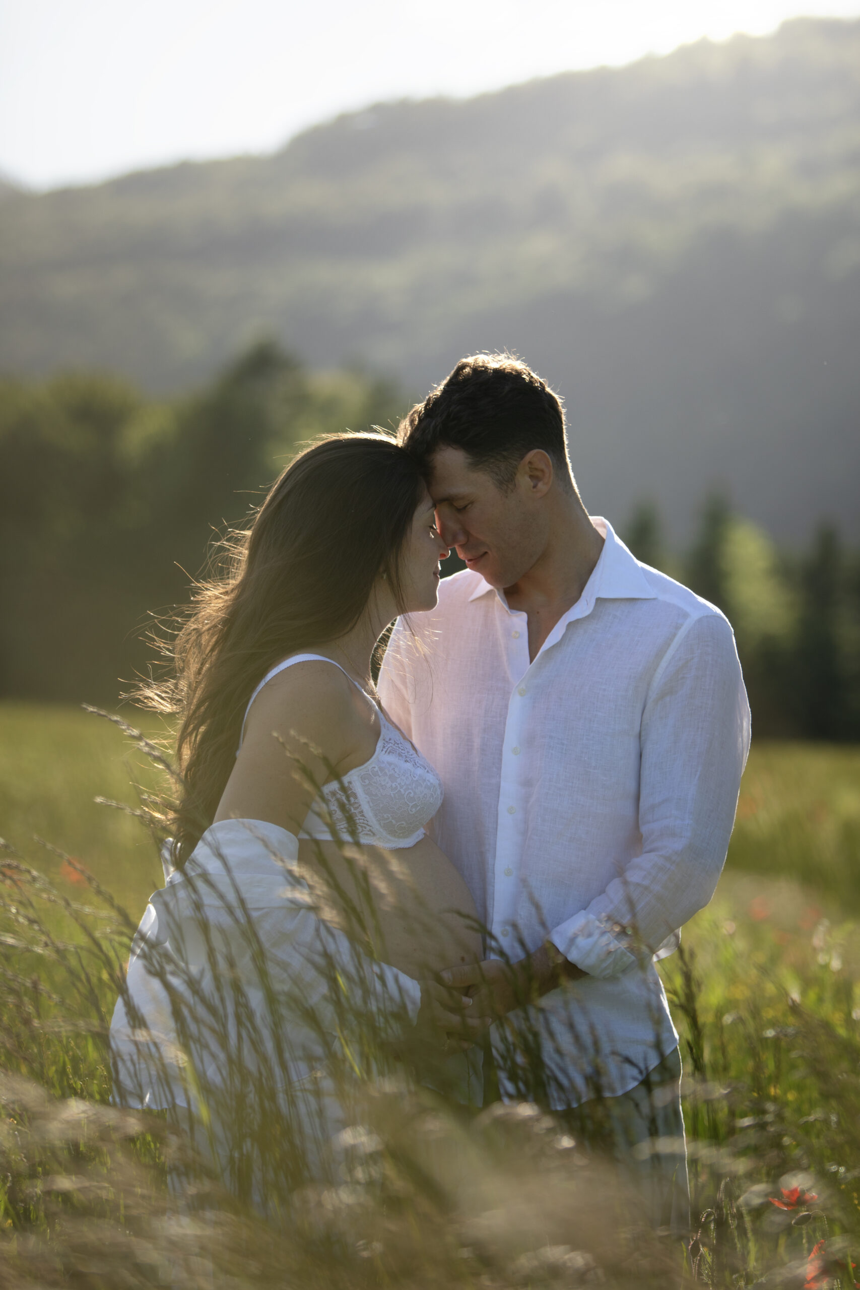 shooting grossesse en couple dans les champs