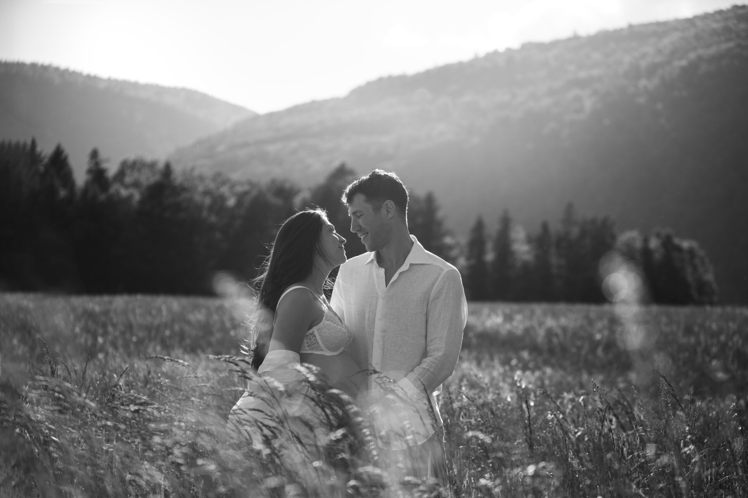 shooting grossesse en couple amoureux face au jura