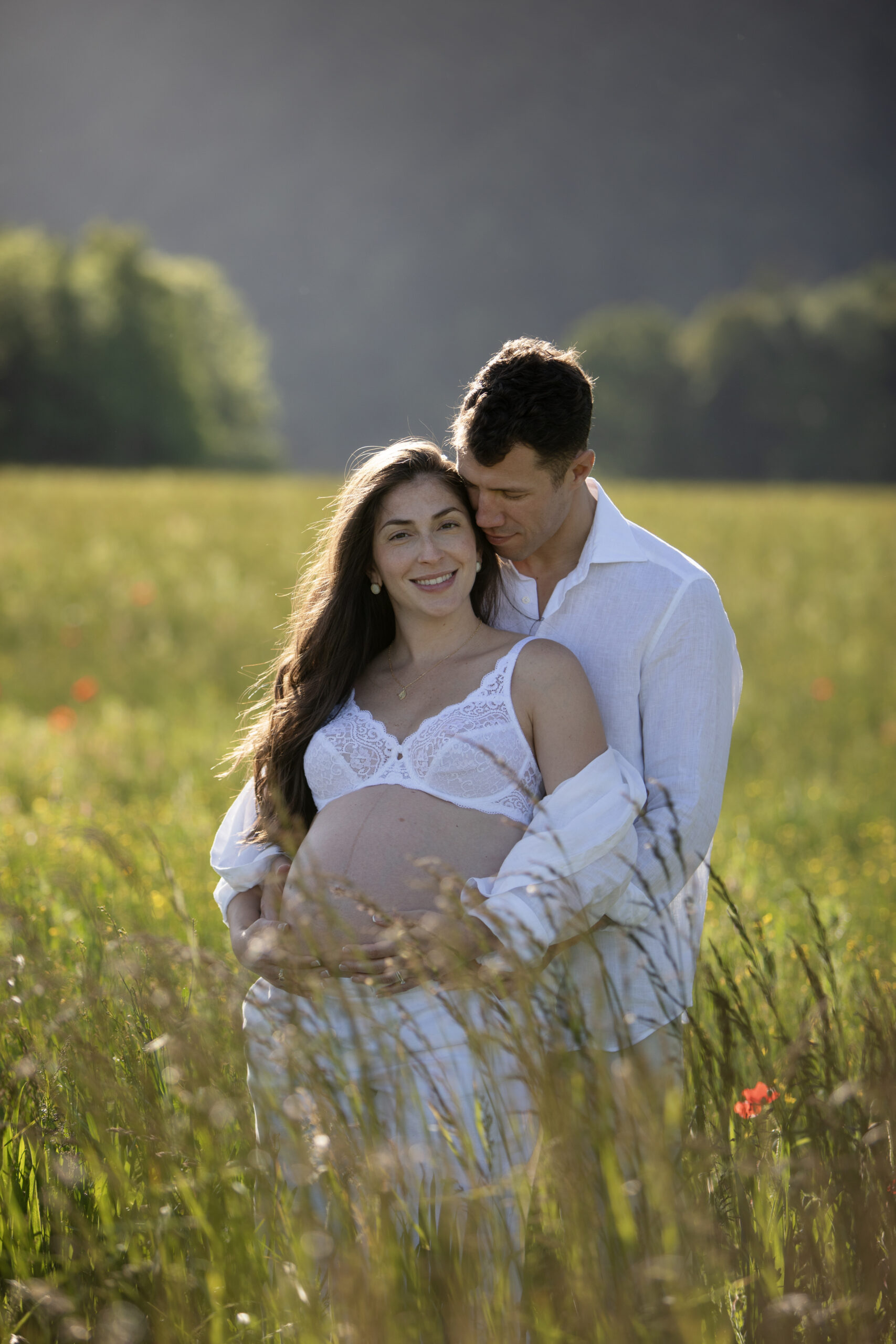 shooting grossesse en couple dans les champs