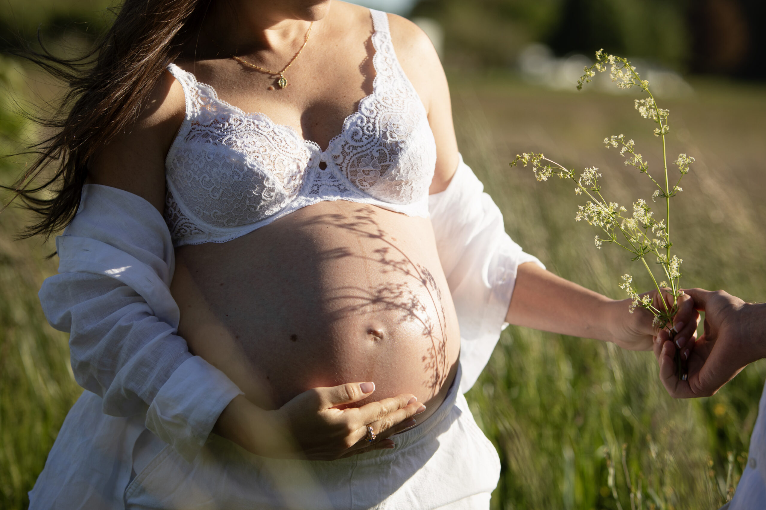 Photo grossesse femme enceinte dans la nature
