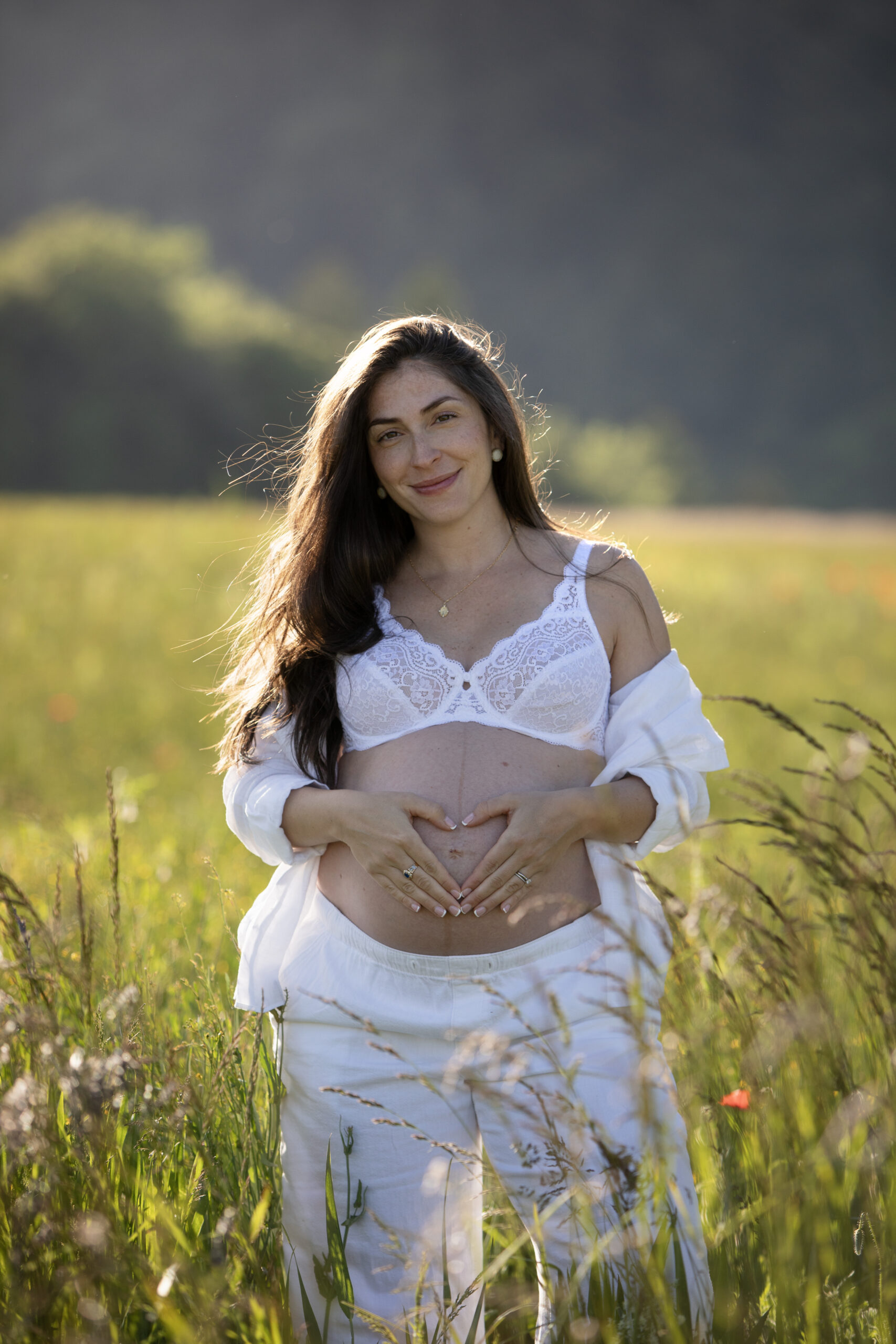 Photo grossesse femme enceinte dans la nature