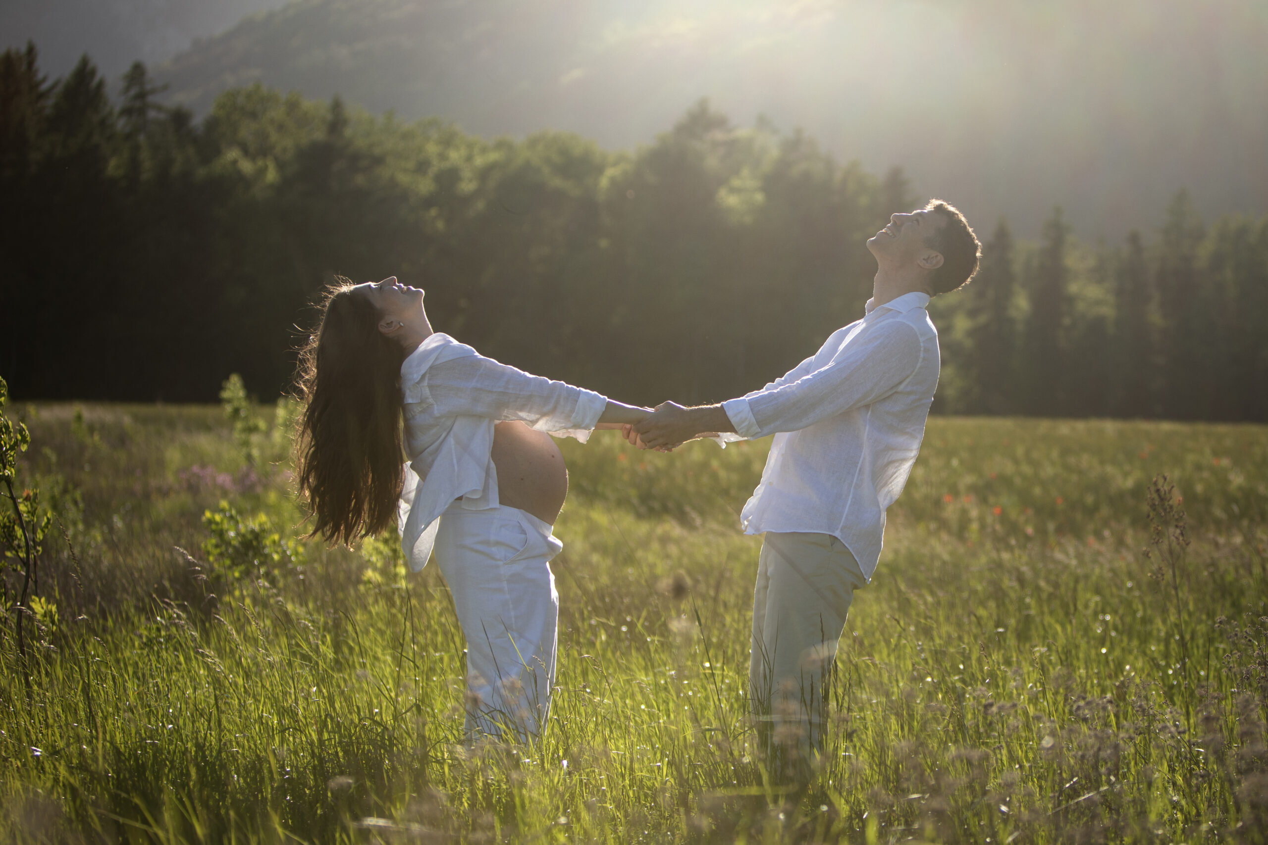 shooting grossesse en couple dans les champs