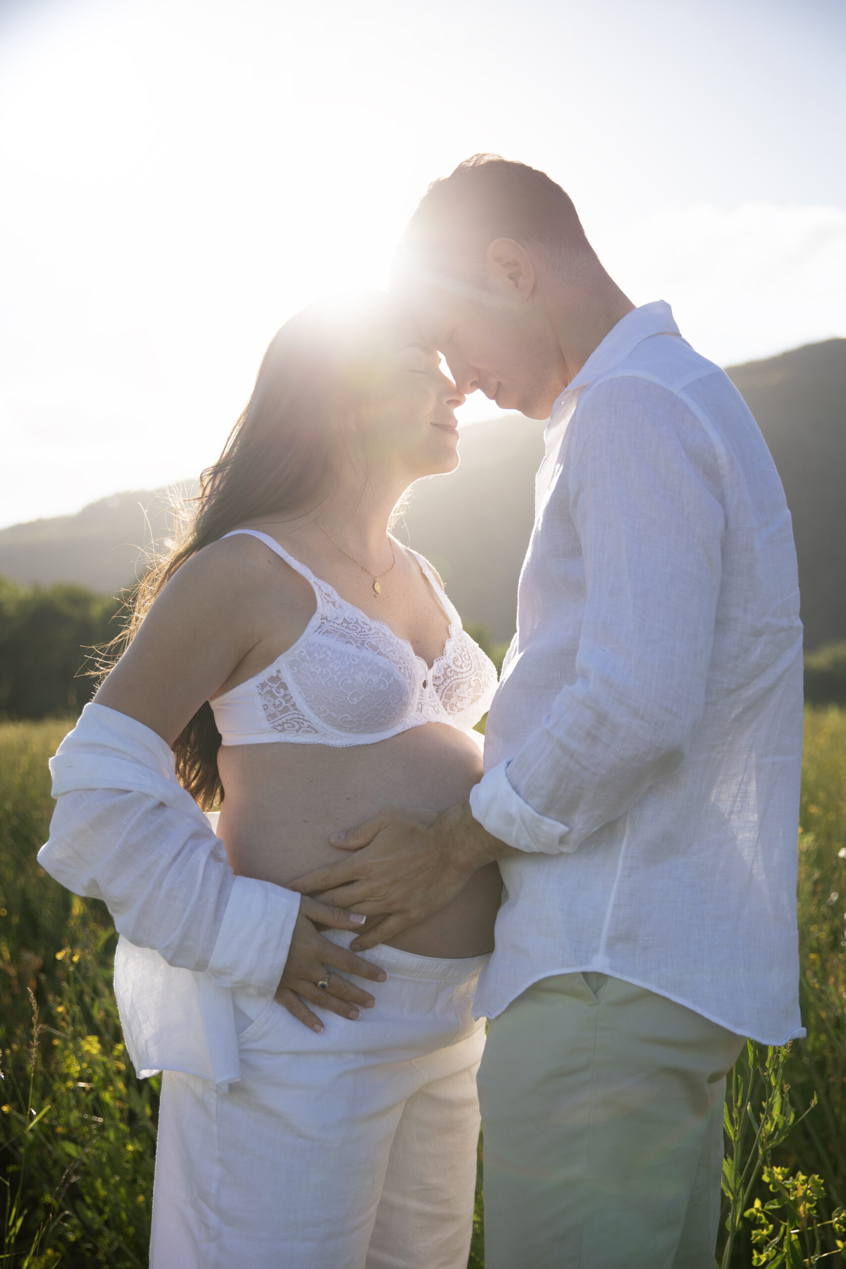 shooting grossesse en couple dans les champs