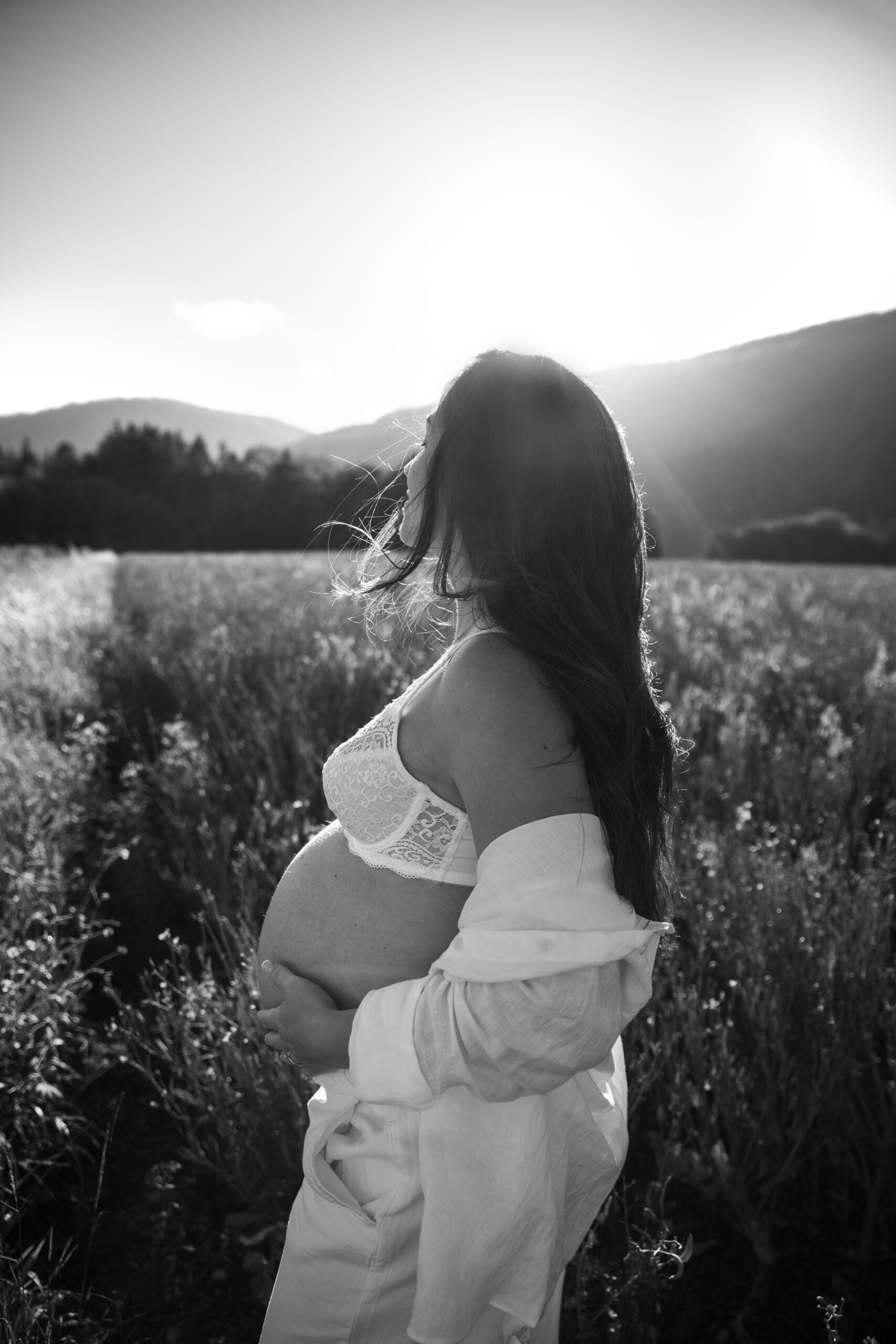 Photo grossesse femme enceinte dans la nature
