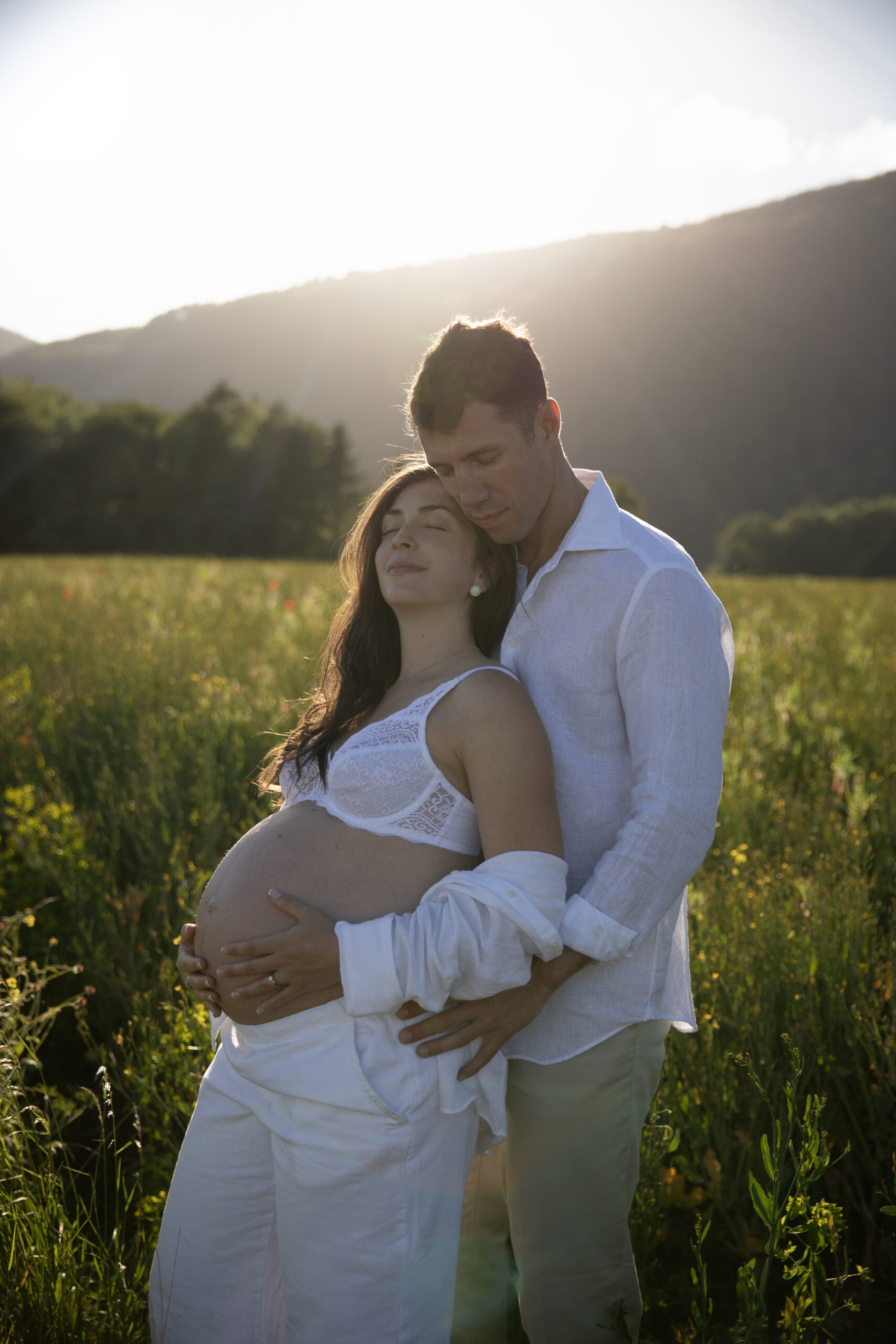 shooting grossesse en couple dans les champs