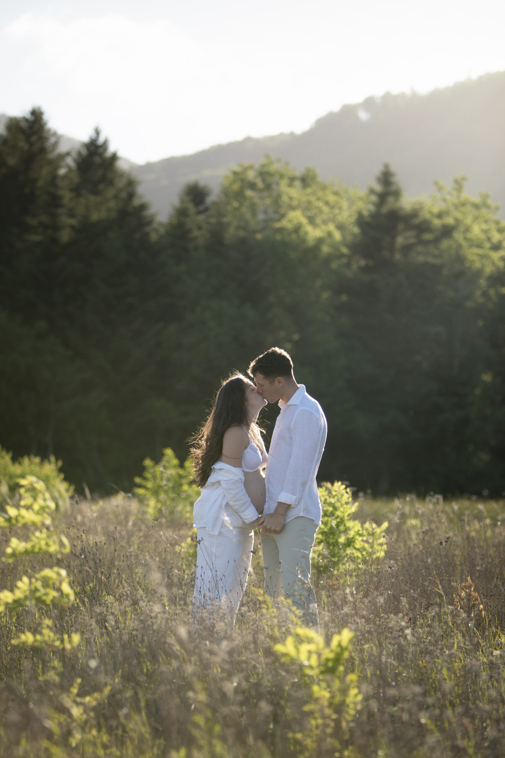 shooting grossesse en couple dans les champs