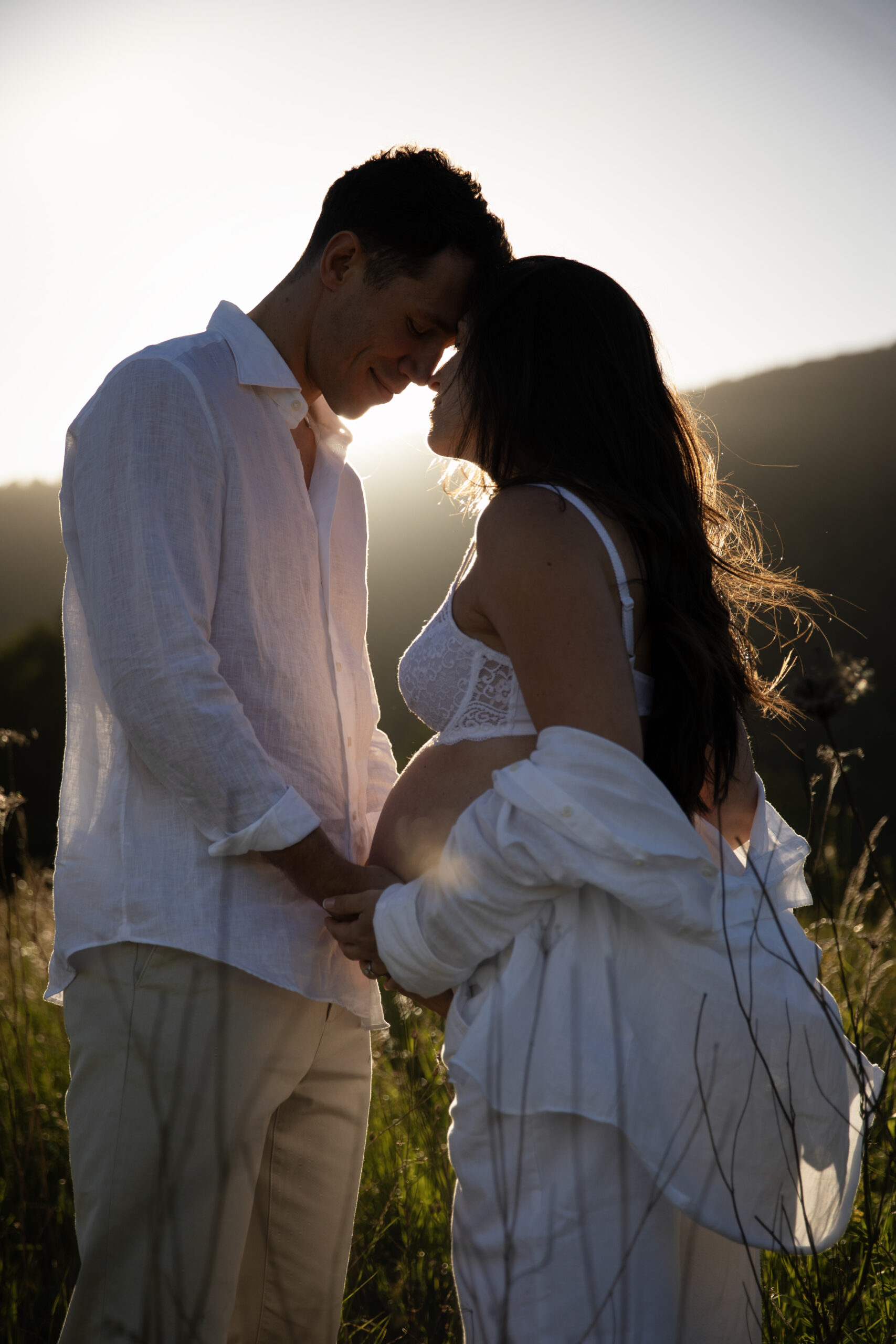 shooting grossesse en couple dans les champs