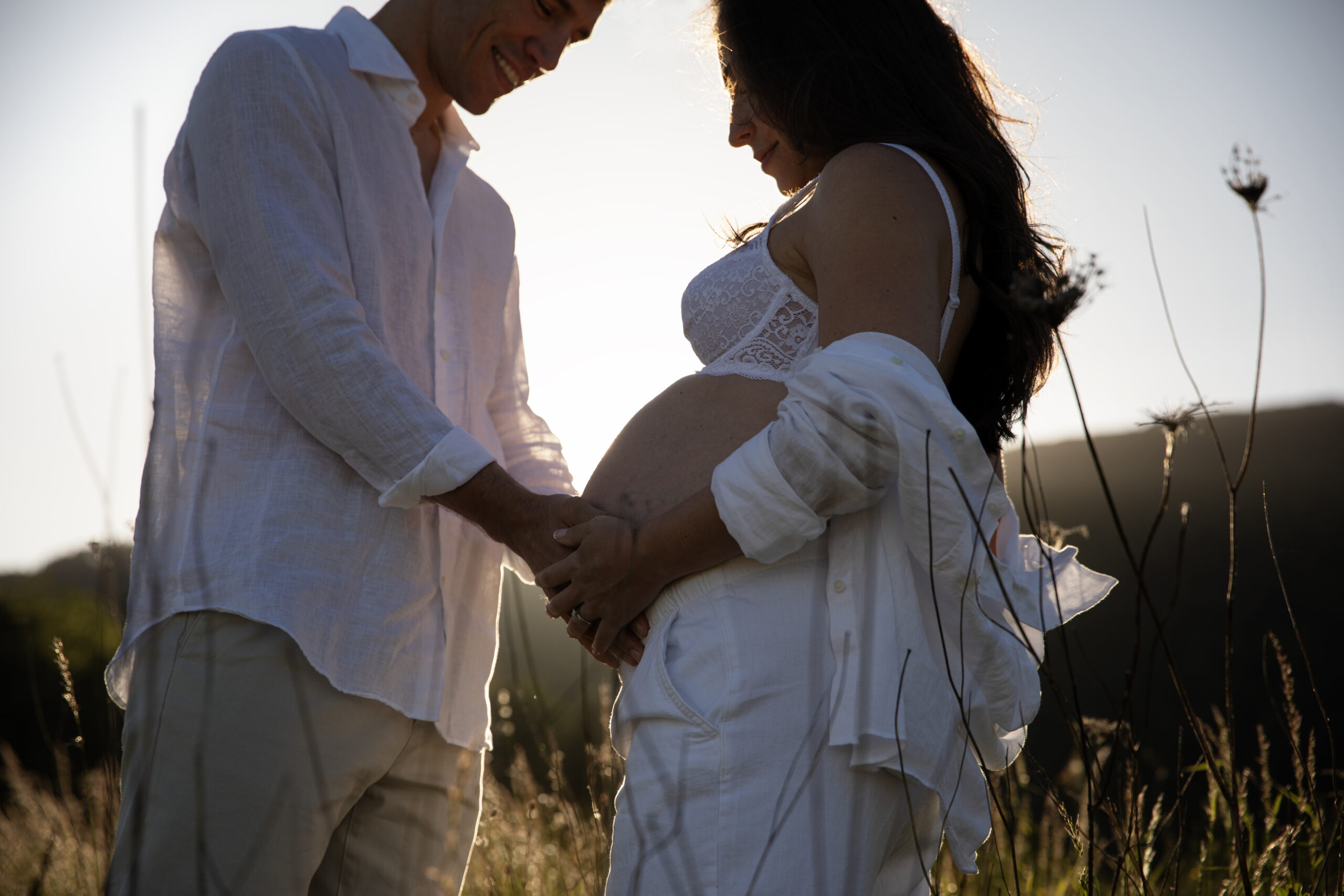 shooting grossesse en couple dans les champs